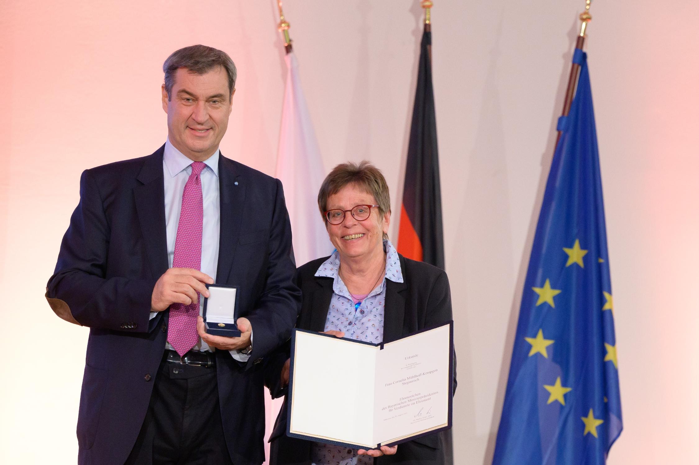 Ehrenzeichen Cornelia Kempgen_Nov 2022 mit Ministerpräsident Söder