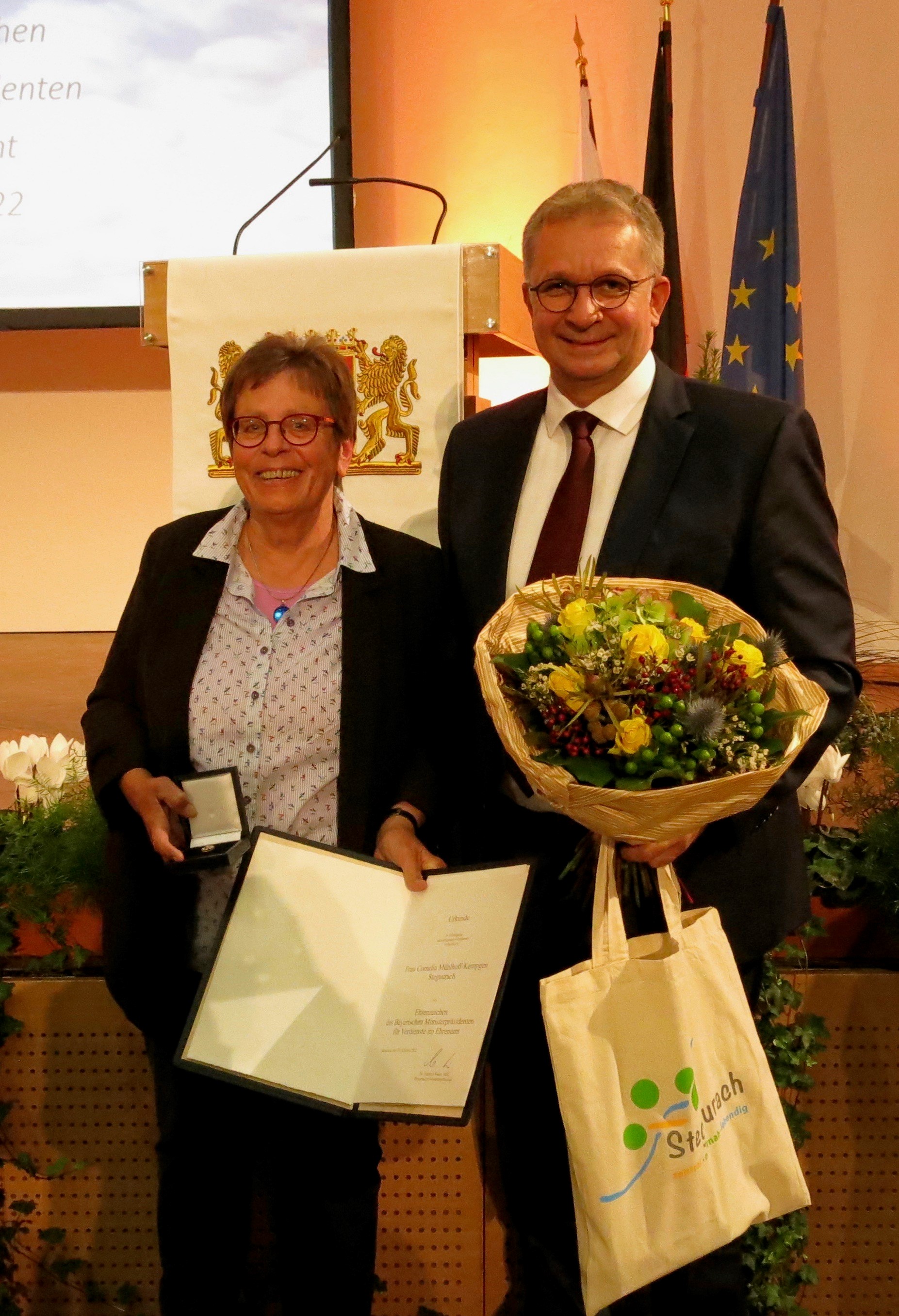 Ehrenzeichen Cornelia Kempgen_Nov 2022 mit Bürgermeister Wagner