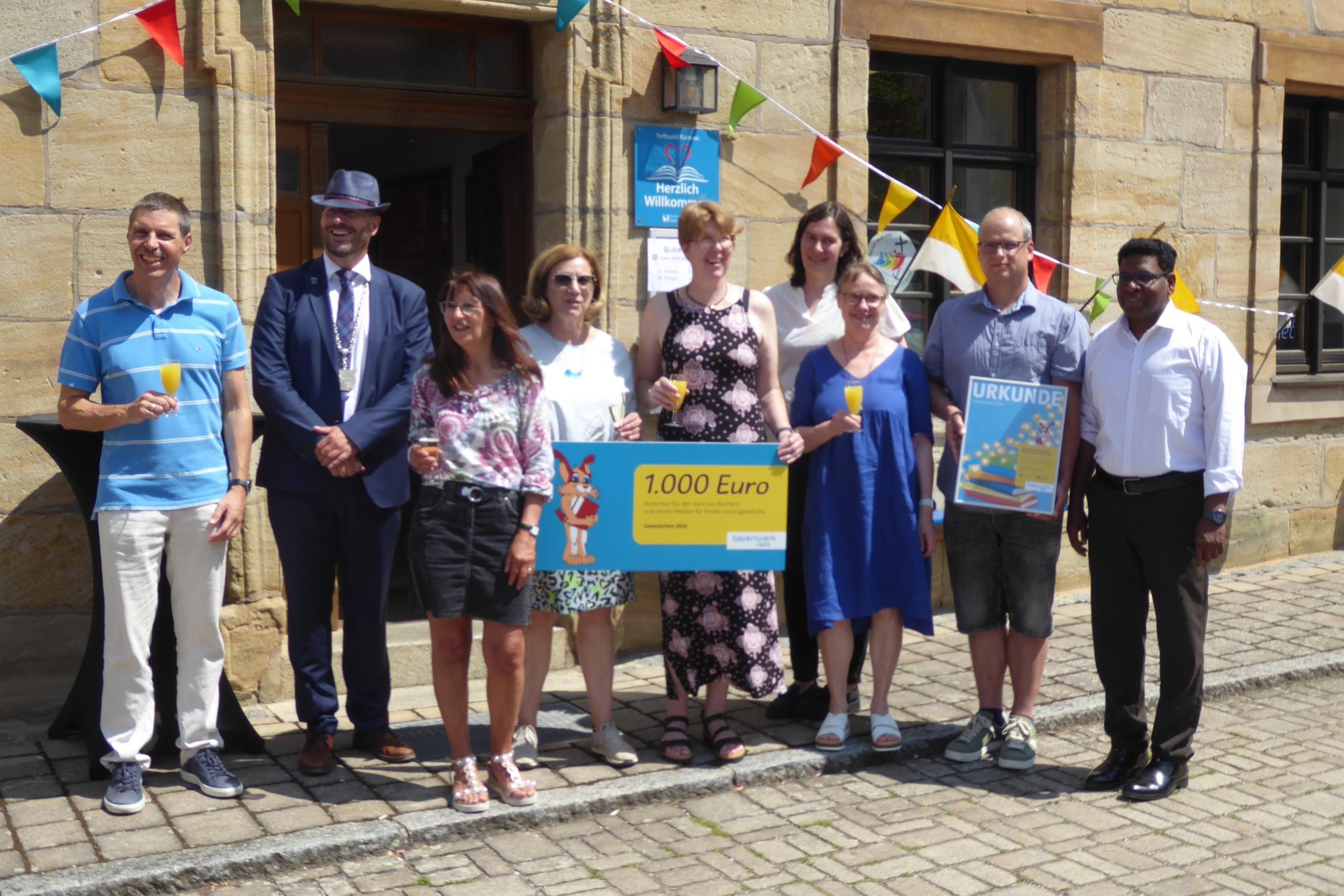 von links nach rechts Herr Butz (vom Bayernwerk Netz) Herr Frank Pitterlein (Bürgermeister von Schnaittach, Frau Renate Kugler, Frau Marion Pister, Frau Miriam Meißner, Frau Michaela Pabst, Frau Beatrix Cameron und Herr Martin Wolff (alles Mitarbeiter Bücherei Kirchröttenbach) und Herr Pfarrer Ashok